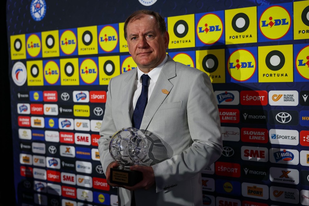 Tréner Slovana Bratislava Vladimír Weiss st. pózuje s cenou pre najlepšieho trénera počas slávnostného udeľovania cien Futbalista roka 2025