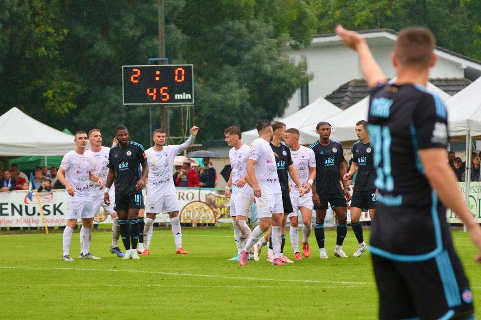 V pohárovom stretnutí Trstice – Slovan Bratislava viedli domáci v hustom daždi 2:0 ešte v 45. minúte.