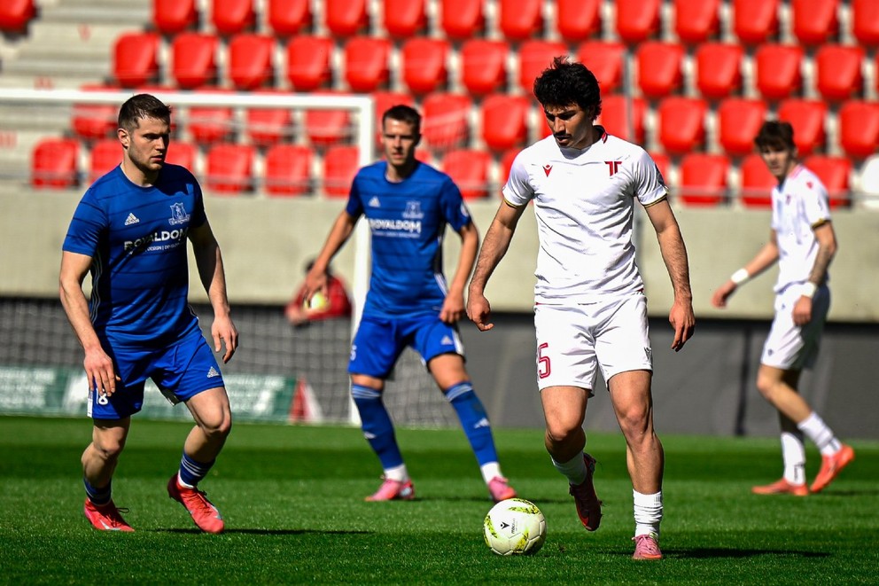 Na gól Častkoviec v Dunajskej Strede (1:1) centroval Veljačovi Richard Žákech (v modrom v strede).