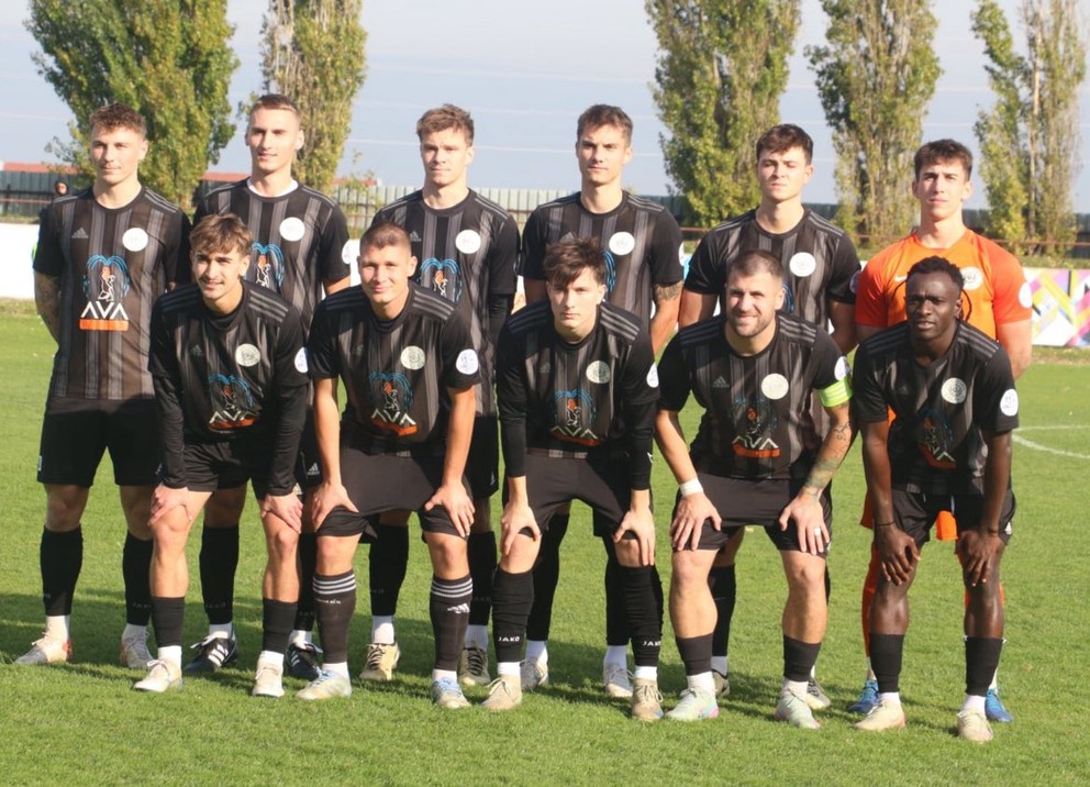 FC Slovan Galanta – hore zľava: Horák, Vass, Cehula, Holub, Dibala, Amrich, dole zľava: Kováč, Mego, Repa, Mečiar a Lukman.