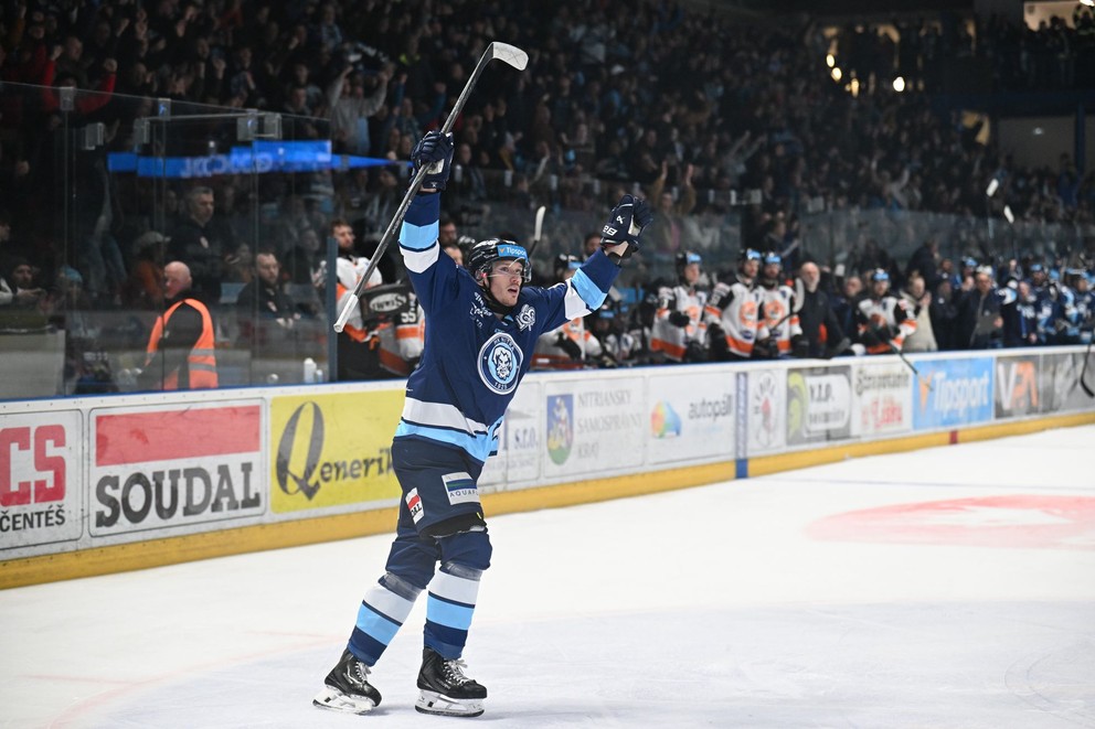 Samuel Buček sa teší z gólu počas štvrťfinále play-off hokejovej Tipsport extraligy HK Nitra - HK Dukla Michalovce.