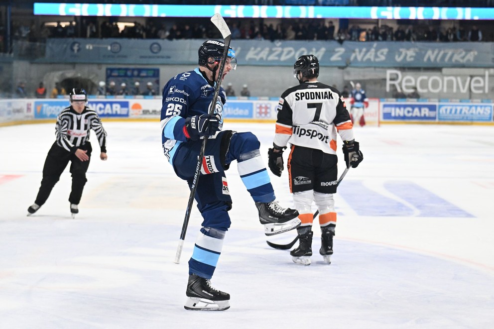Samuel Buček sa teší z gólu počas siedmeho zápasu štvrťfinále play-off hokejovej Tipsport ligy. 