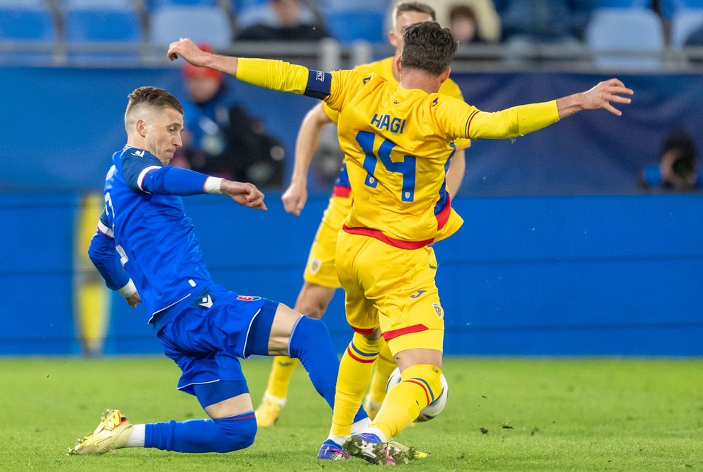 Na snímke zľava Peter Pekarík (Slovensko) a Ianis Hagi (Rumunsko) počas prípravného zápasu medzi Slovenskom a Rumunskom.