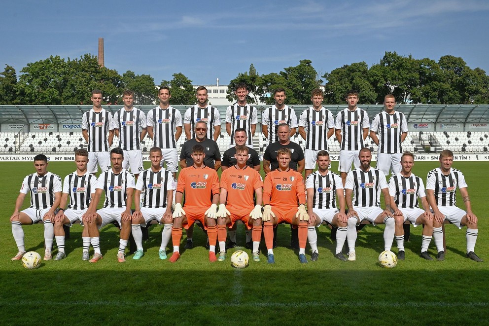Prvé mužstvo Spartaka Myjava v plnej paráde.