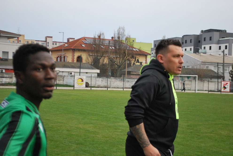 Tréner FC Baník Filip Hlohovský posiela do hry čiperného Ghančana Sampsona.