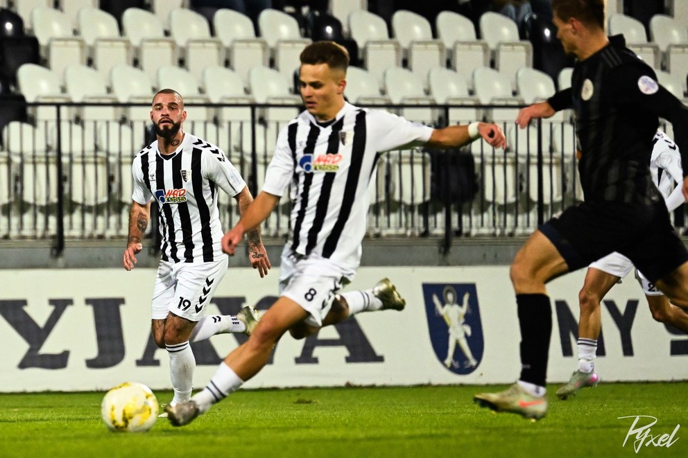 Zo zápasu mužstiev z čela tabuľky Myjava - Galanta zľava domáci Dominik Martišiak (19) a Tomáš Horniak (8).