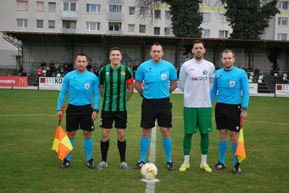 V stretnutí Nové Zámky – Prievidza (3:3) dal hetrik kapitán hostí Boris Polevka (vľavo), ktorý strelil po góle aj v ostatných štyroch jarných kolách.