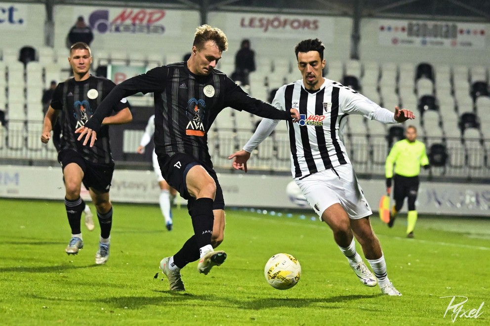 Na Myjave neprehrali iba dva tímy, snímka je zo zápasu Myjava – Galanta (2:2) v súboji o loptu Galanťan Michal Cehula (17), za ním Kristián Mego.