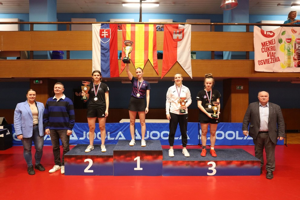 Stupeň víťazov medzi ženami. Dominika Wiltschková sa teší z titulu.