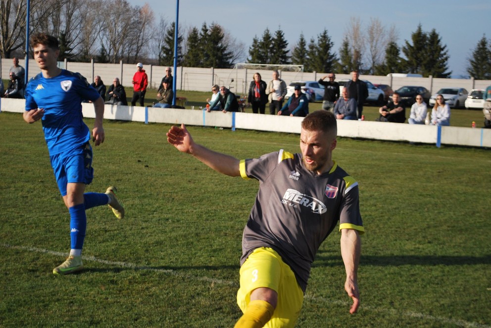 Fotka zo zápasu Kmeťovo – Trstice.