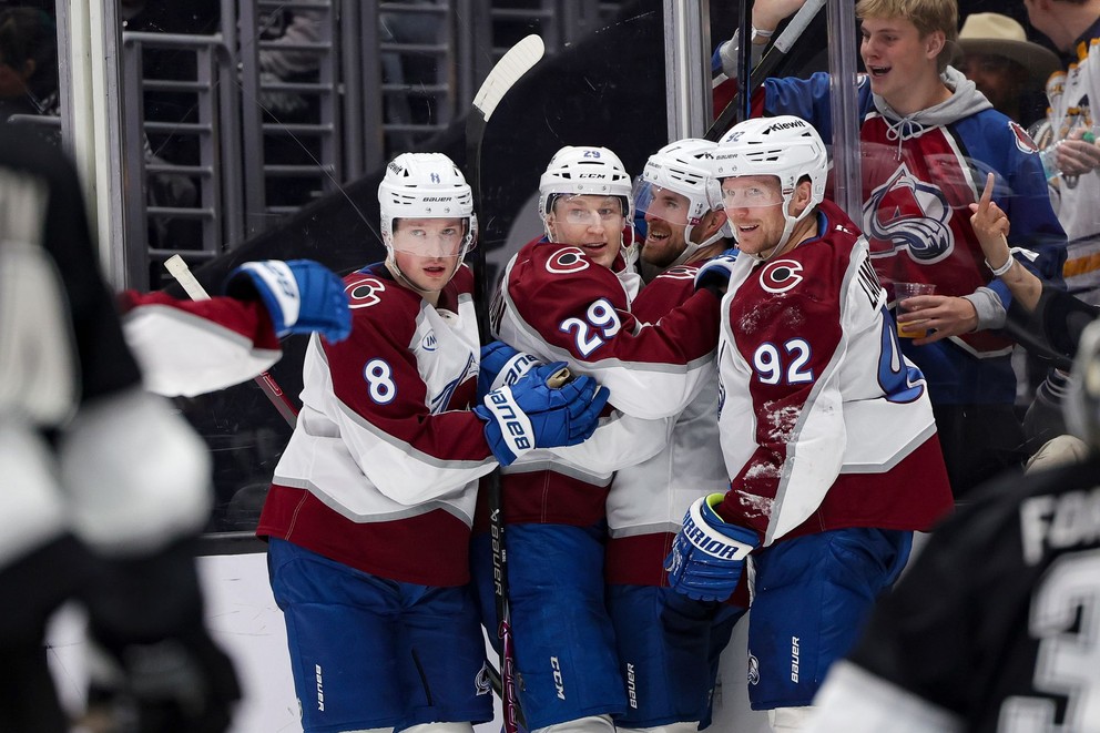 Hráči Colorado Avalanche Cale Makar (vľavo), Nathan MacKinnon (druhý zľava) a Gabriel Landeskog (vpravo) sa tešia z gólu, ktorý strelil Devon Toews (tretí zľava).