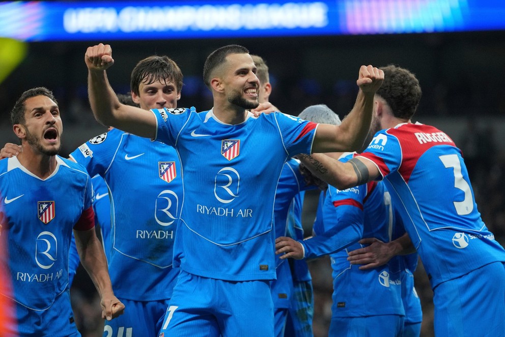 Dávid Hancko oslavuje gól proti Tottenhamu.