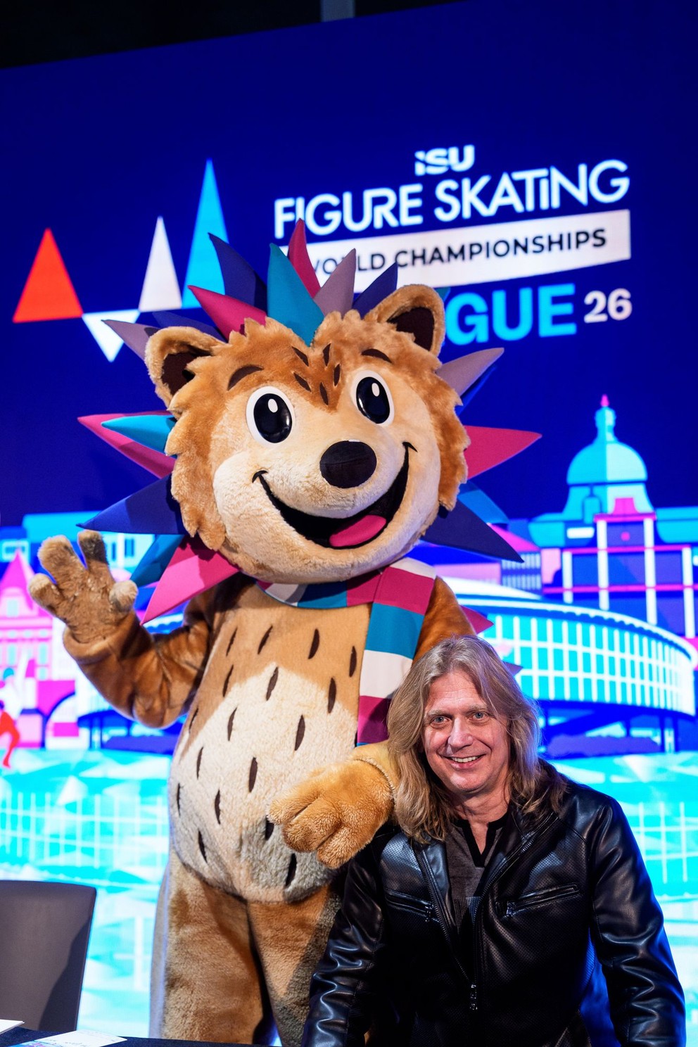 Jozef Sabovčík a maskot majstrovstiev sveta, ježko Eda.