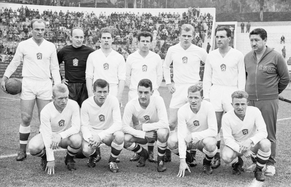 Mužstvo ČSSR pred zápasom proti Španielsku na MS 1962 - ČSSR - Španělsko. stojaci zľava : Ján Popluhár, Viliam Schrojf, Jan Lála, Josef Masopust, Svatopluk Pluskal, Ladislav Novák a masér Daniel Parra. Dolu zľava: Josef Jelínek, Jozef Adamec, Andrej Kvašňák, Adolf Scherer a Ján Štibrányi.