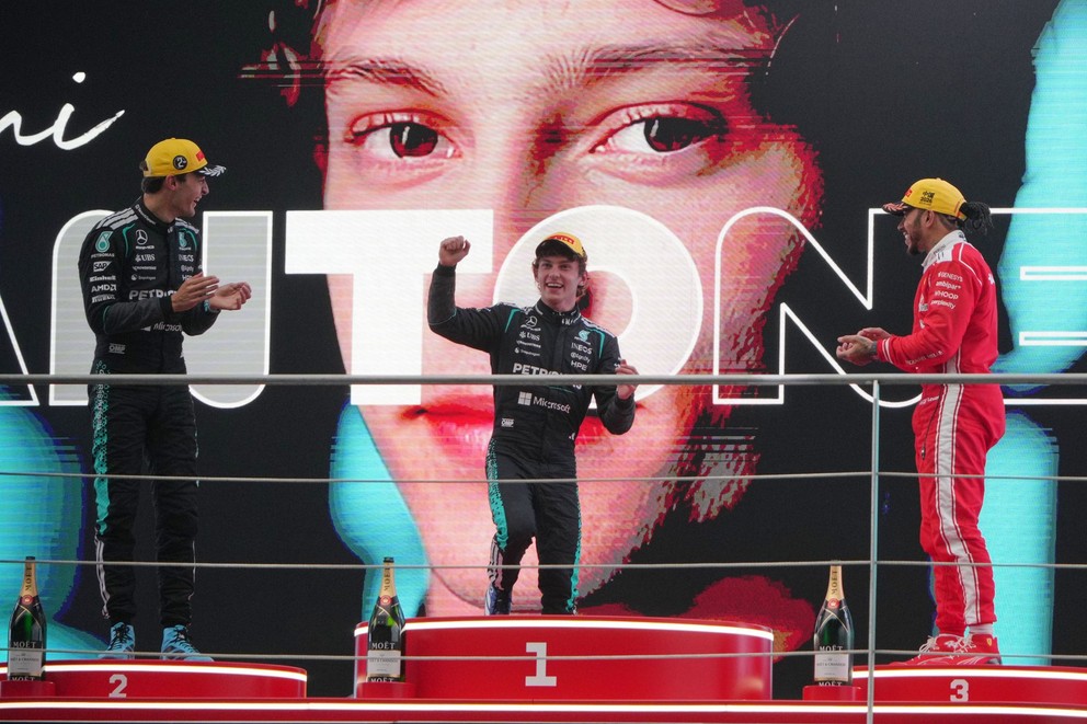 Andrea Kimi Antonelli vyhral Veľkú cenu Číny 2026 pred Georgeom Russellom a Lewisom Hamiltonom.