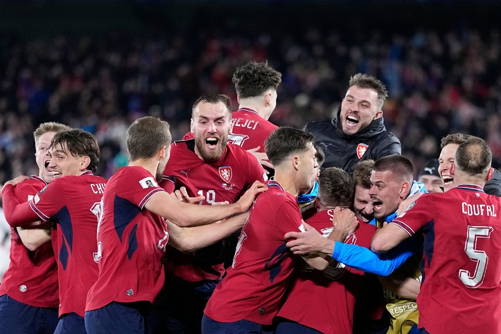 Futbalisti Česka oslavujú postup po výhre nad Dánskom na MS vo futbale 2026.