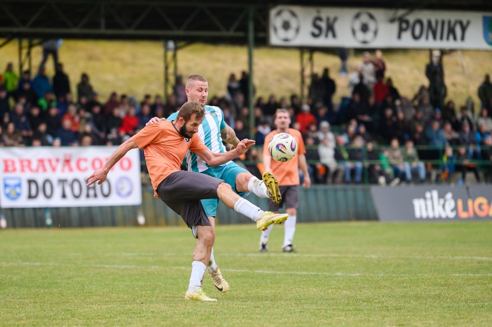 Mário Gašperan z Braväcova v súboji, v ktorom si zranil členok.