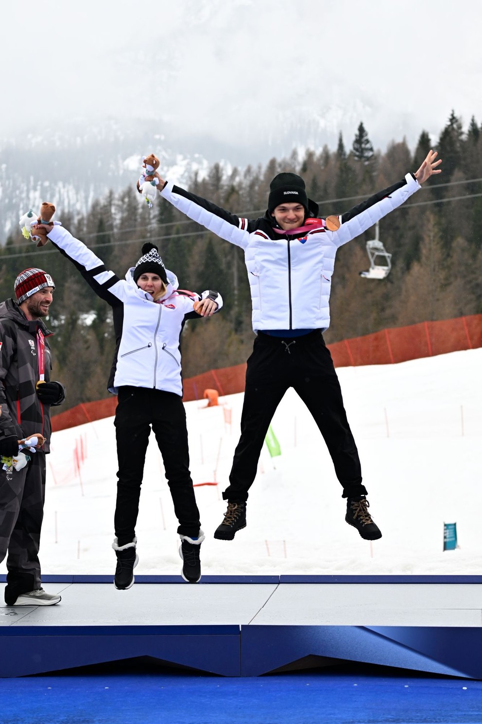 Vľavo slovenská paraalpská lyžiarka Alexandra Rexová s navádzačom Matúšom Ďurišom sa radujú z bronzovej medaily