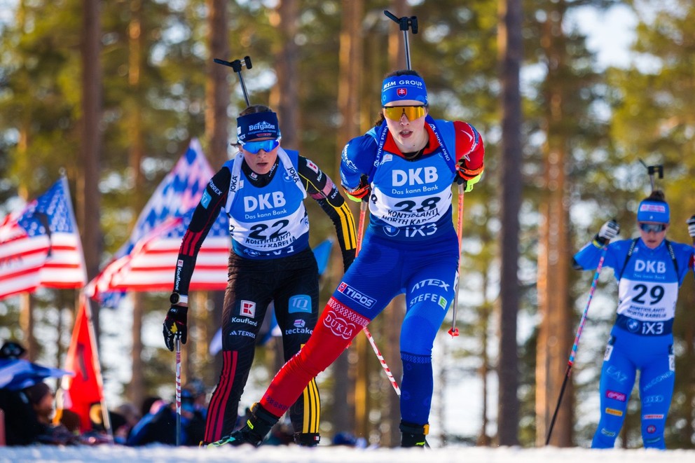 Ema Kapustová počas pretekov s hromadným štartom v Kontiolahti. 