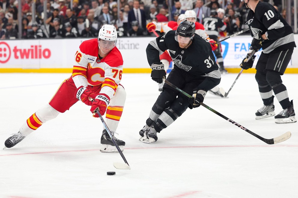 Martin Pospíšil (vľavo) z Calgary a Warren Foegele z Los Angeles. 