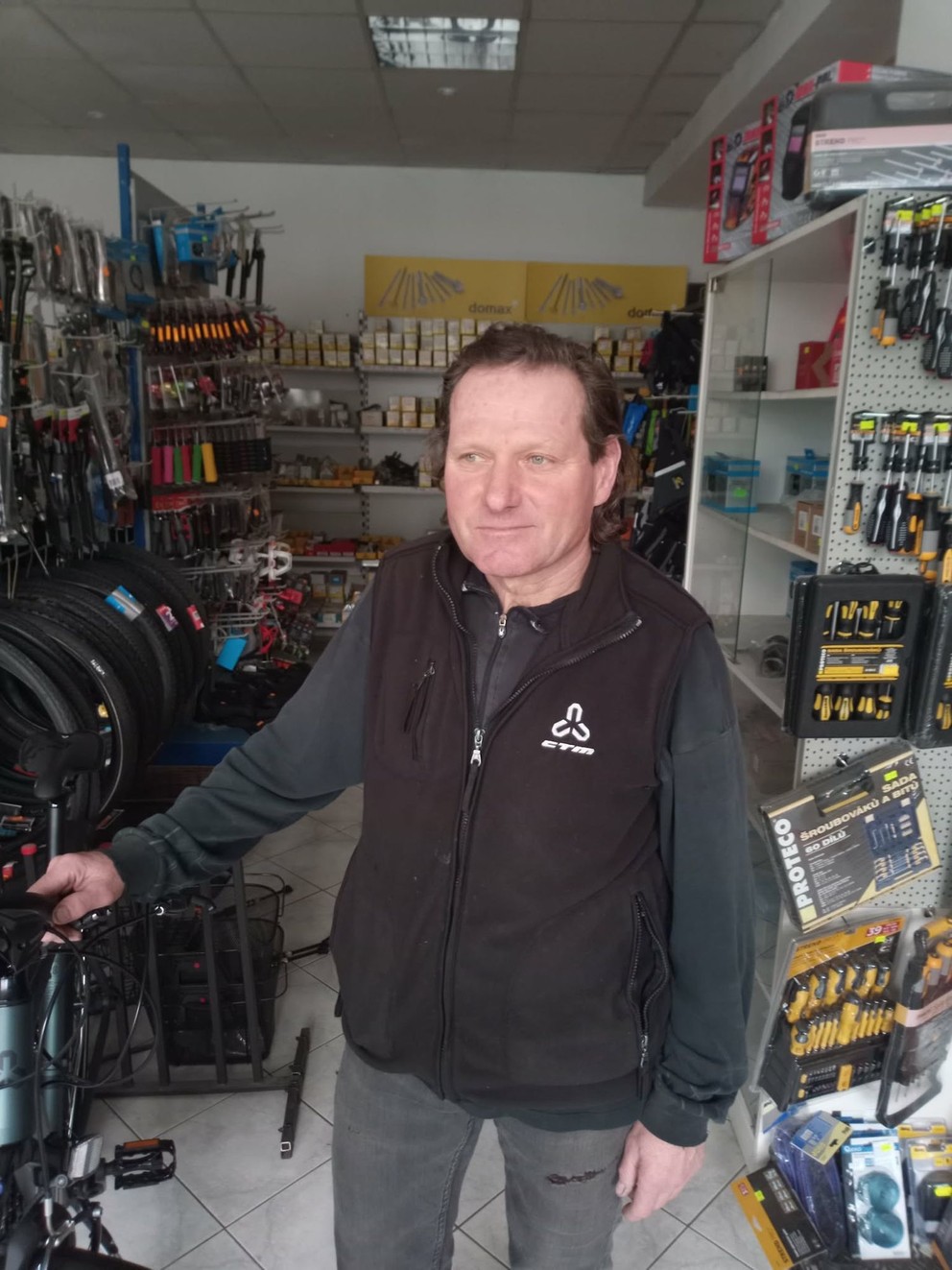 Ondrej Glajza vo svojom obchode vo Svite.