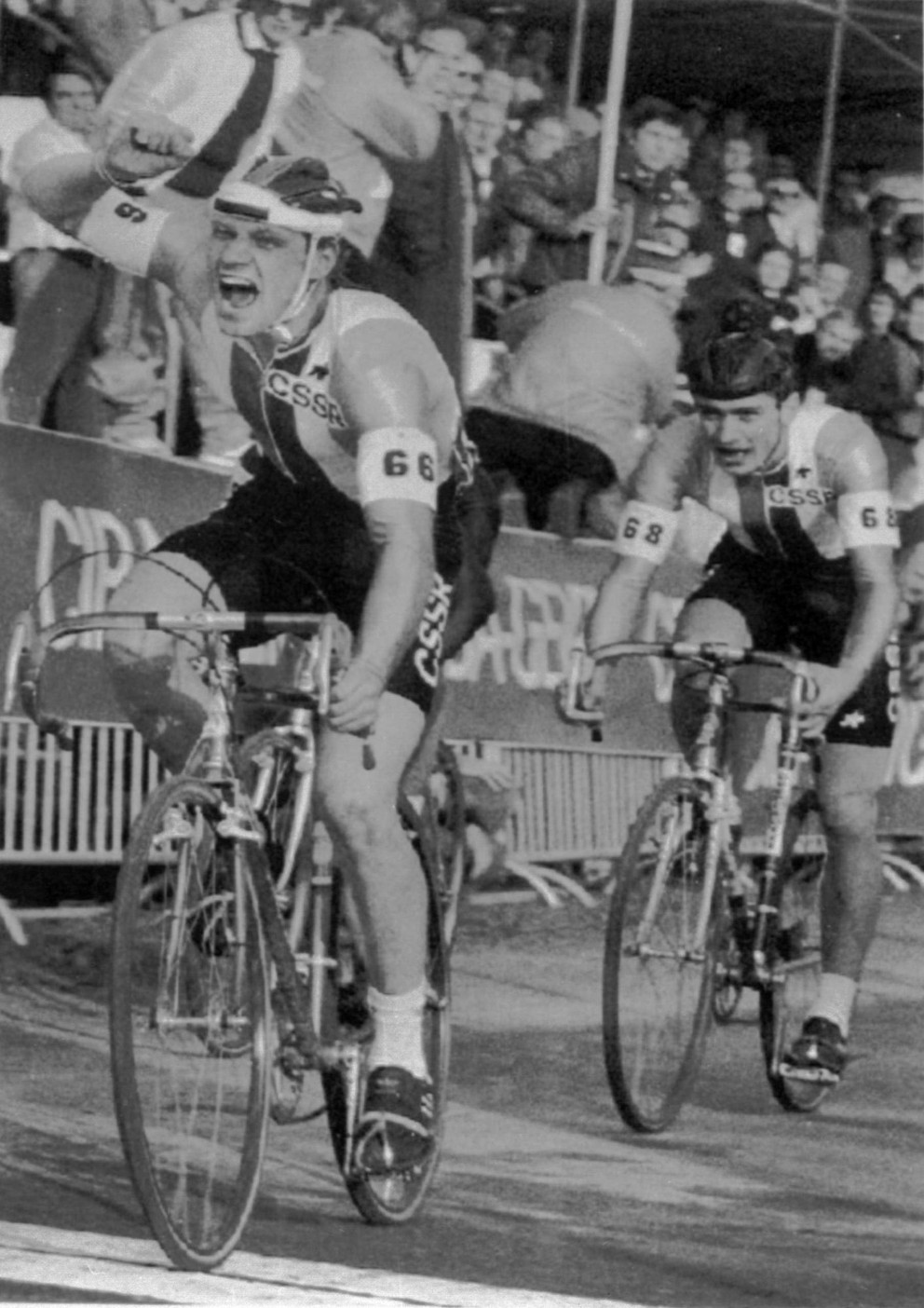 Ondrej Glajza vo finiši MS 1989 v cyklokrose vo francúzskom v Pont-Chateau, na druhom mieste skončil ďalší reprezentant ČSSR Radomír Šimůnek.