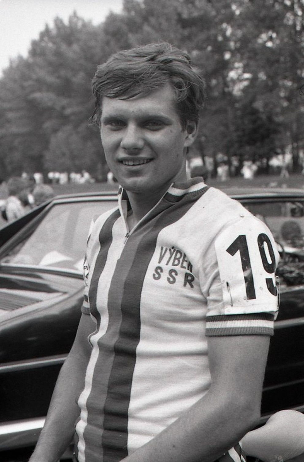 Devätnásťročný Ondrej Glajza na pretekoch Okolo Slovenska v roku 1985 po víťazstve vo štvrtej etape.