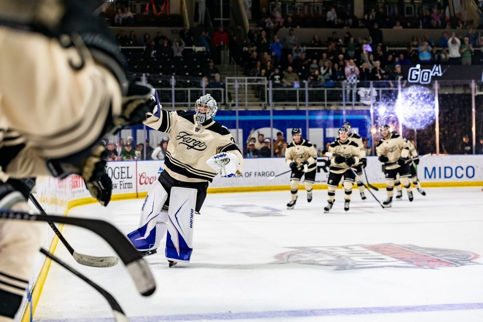 Brankár Samuel Hrenák oslavuje gól.