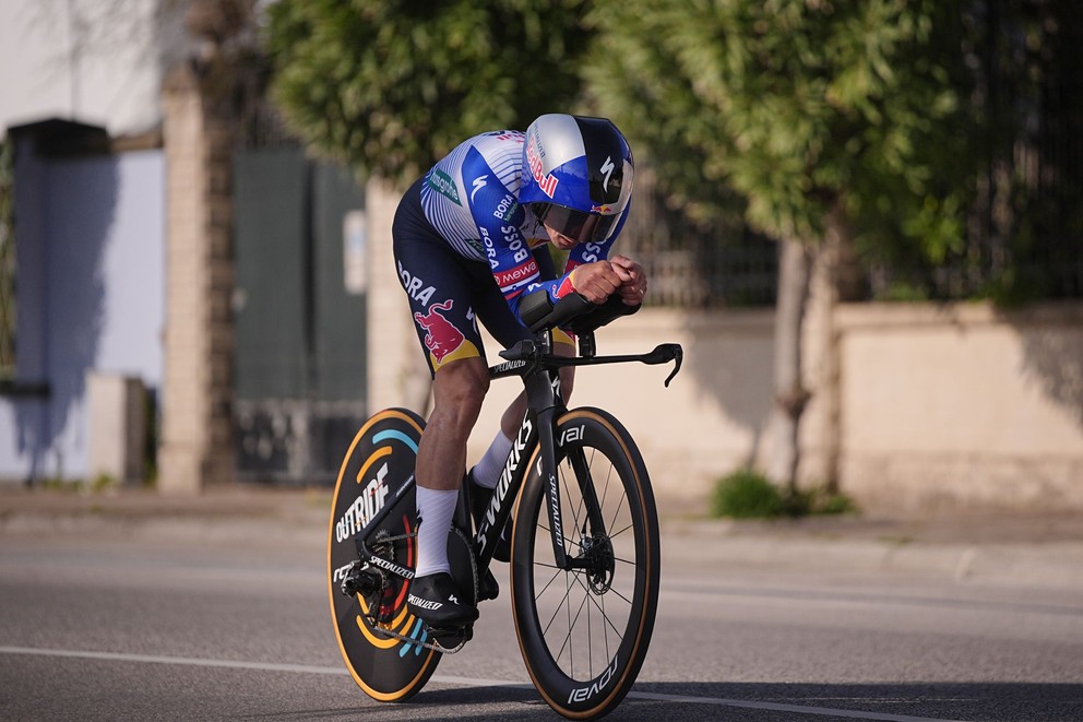 Slovinsky cyklista Primož Roglič počas časovky na pretekoch Tirreno-Adriatico 2026.