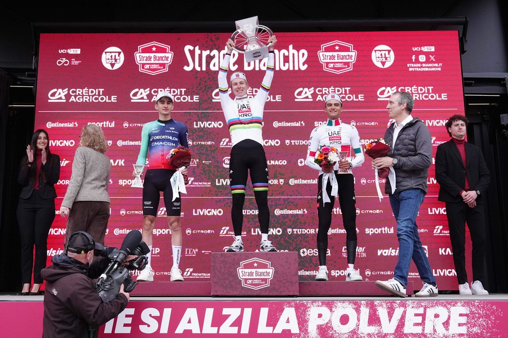 Tadej Pogačar vyhral klasiku Strade Bianche pred Paulom Seixasom (vľavo) a Isaacom del Torom.