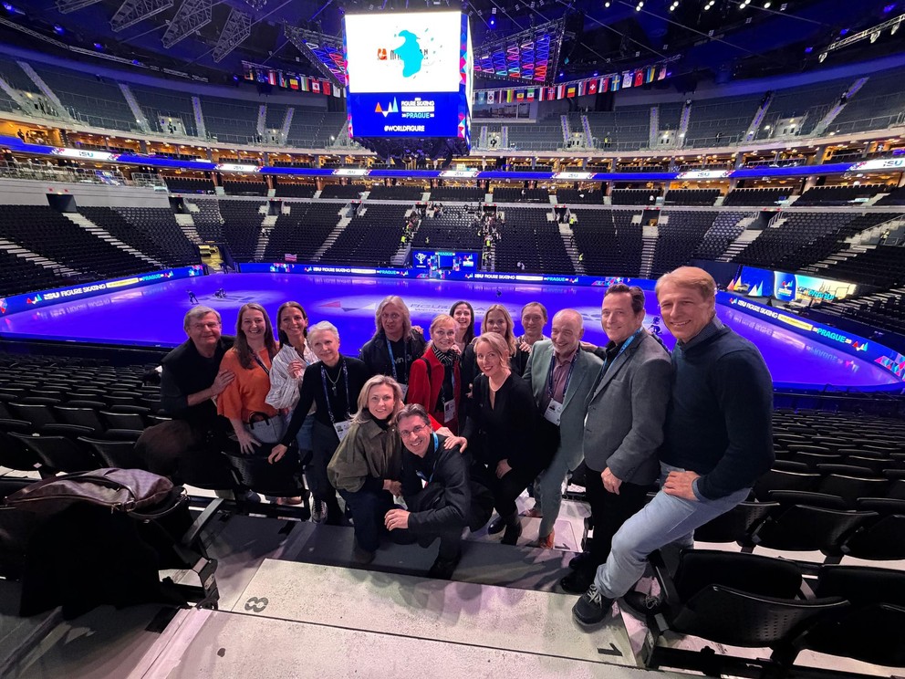 Stretnutie legiend na MS v Prahe.
Zľava: Zdeněk Pazdírek, Radka Kovaříková, Radmila Salbot (Chroboková), Anna Musilová (Pisanská), Jozef Sabovčík, Lenka Peti (Kulovaná), Jana Zangiová (Beránková), Otto Dlabola, František Pechar, Petr Barna, René Novotný.
Zľava spodný rad: Kateřina Beránková, Kateřina Mrázová (v červenom kostýme), Andrea Barnová (Juklová), Jaroslav Suchý.