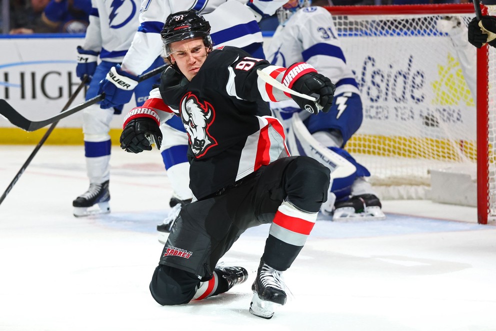 Josh Doan oslavuje gól v zápase Buffalo Sabres - Tampa Bay Lightning.