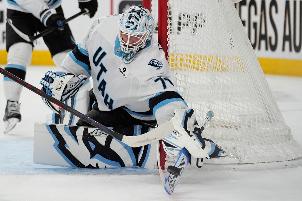 Brankár Utahu Karel Vejmelka v zápase proti Vegas.