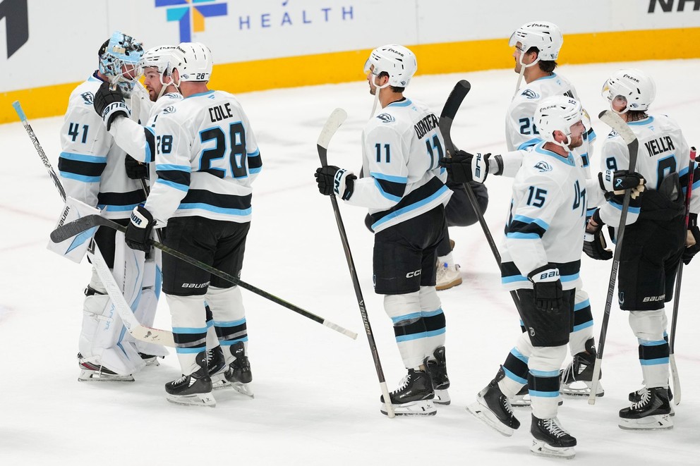 Hráči Utah Mammoth oslavujú víťazstvo.