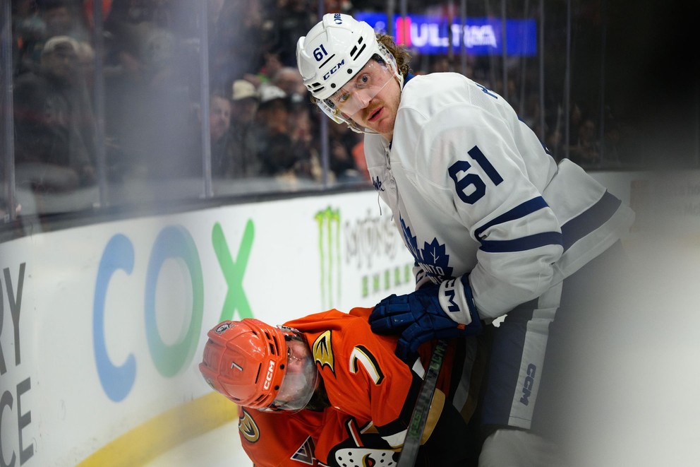 Radko Gudas a Michael Pezzetta.