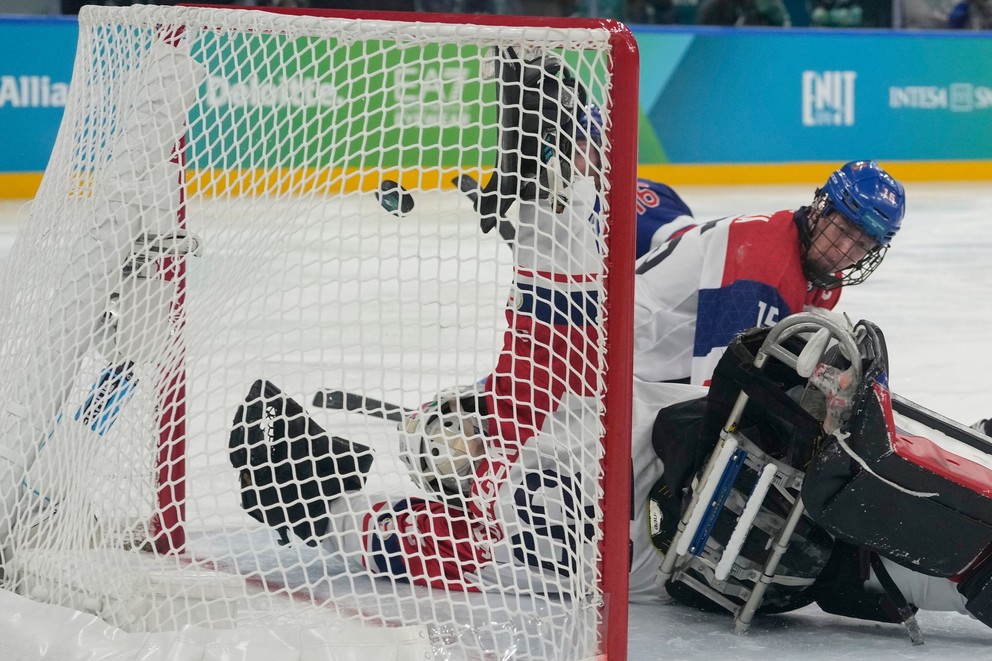 Parahokejista Declan Farmer strieľa gól v  semifinálovom zápase USA - Česko. 