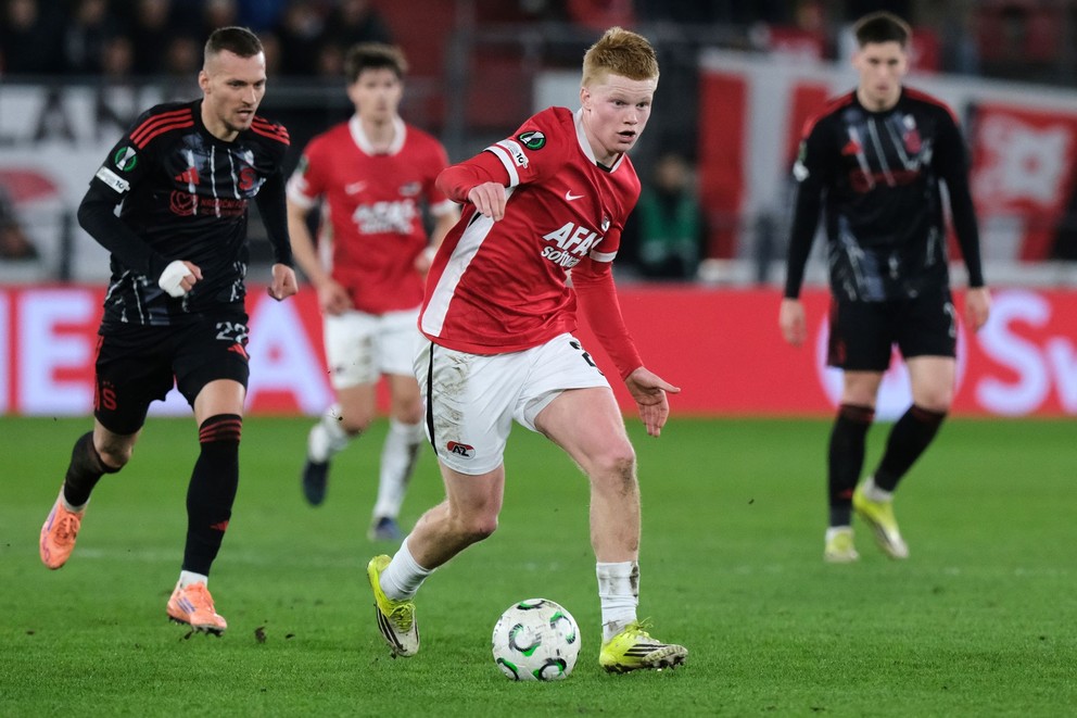 Kapitán Sparty Praha Lukáš Haraslín (vľavo) v zápase proti AZ Alkmaar.