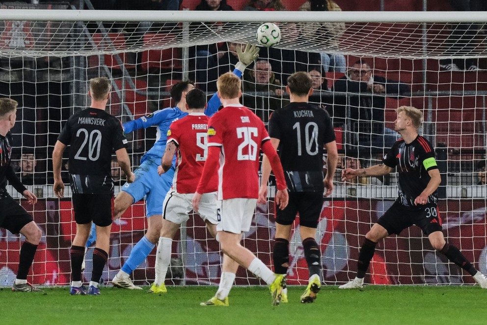 Útočník tímu AZ Alkmaar Troy Parrott (číslo 9) strieľa víťazný gól v zápase proti Sparte Praha. 