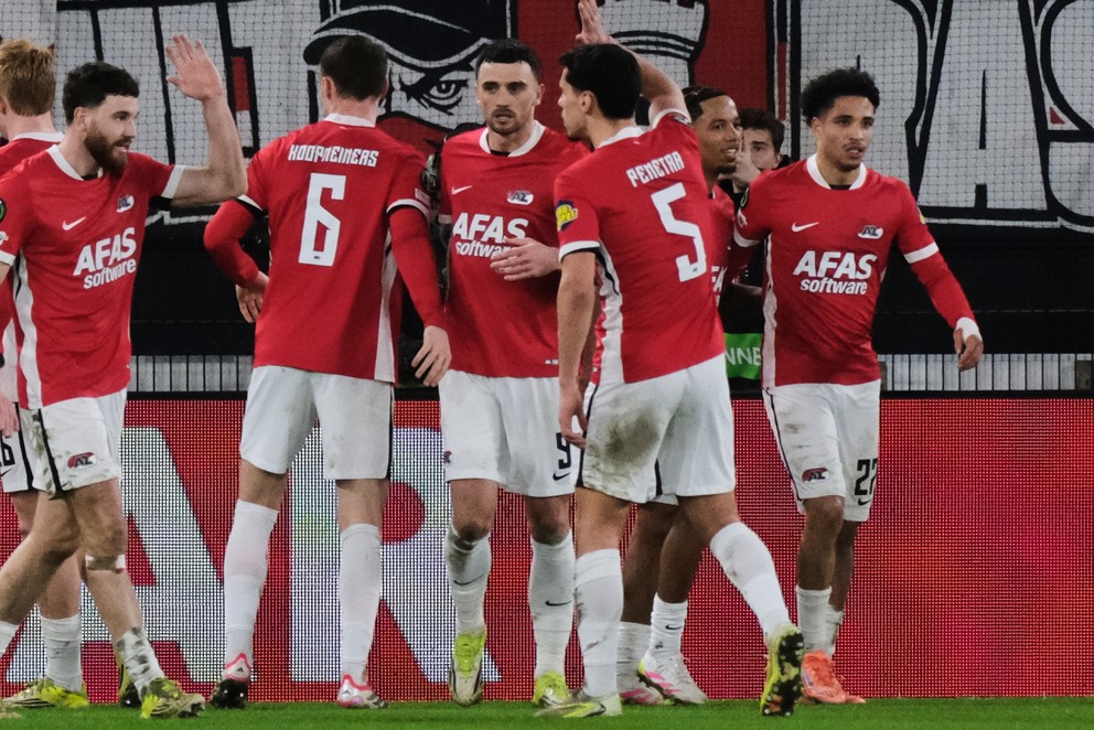Hráči AZ Alkmaar oslavujú po góle.