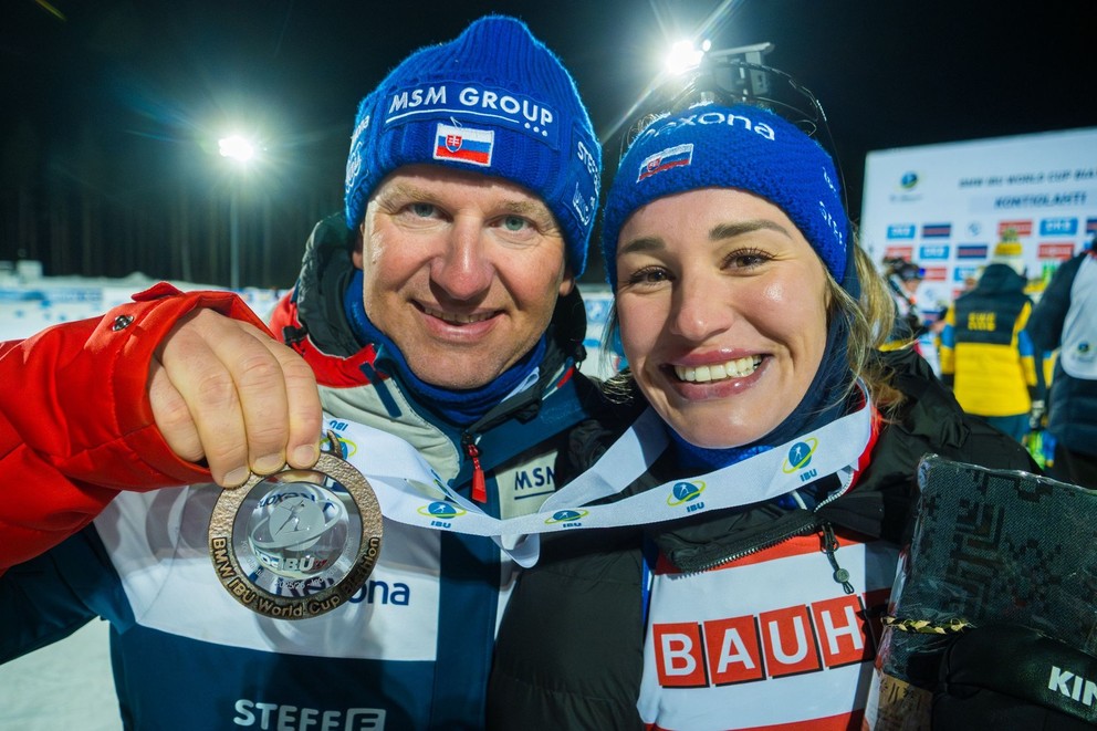 Paulína Bátovská Fialková a tréner Martin Bajčičák pózujú s medailou