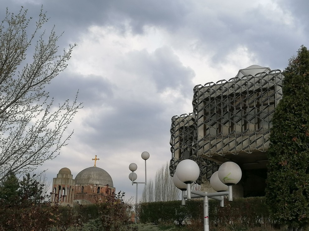 Zmes štýlov v Prištine.