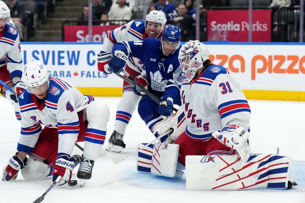 Momentka zo zápasu Toronto - New York Rangers.