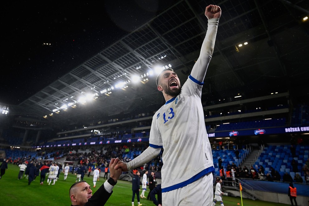 Kreshnik Hajrizi oslavuje triumf nad Slovenskom.