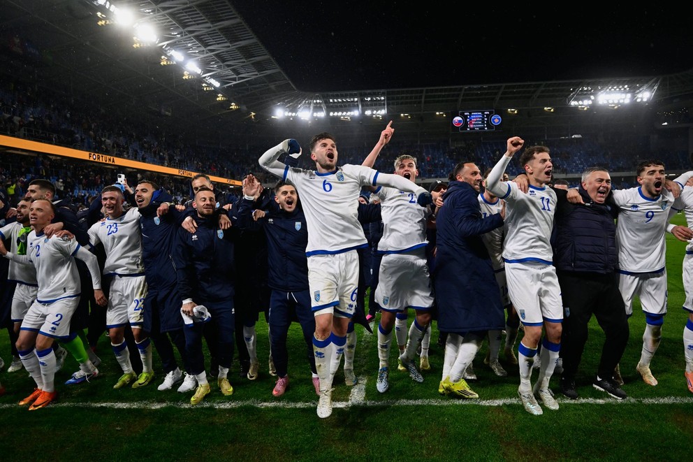 Futbalisti Kosova oslavujú výhru nad Slovenskom.