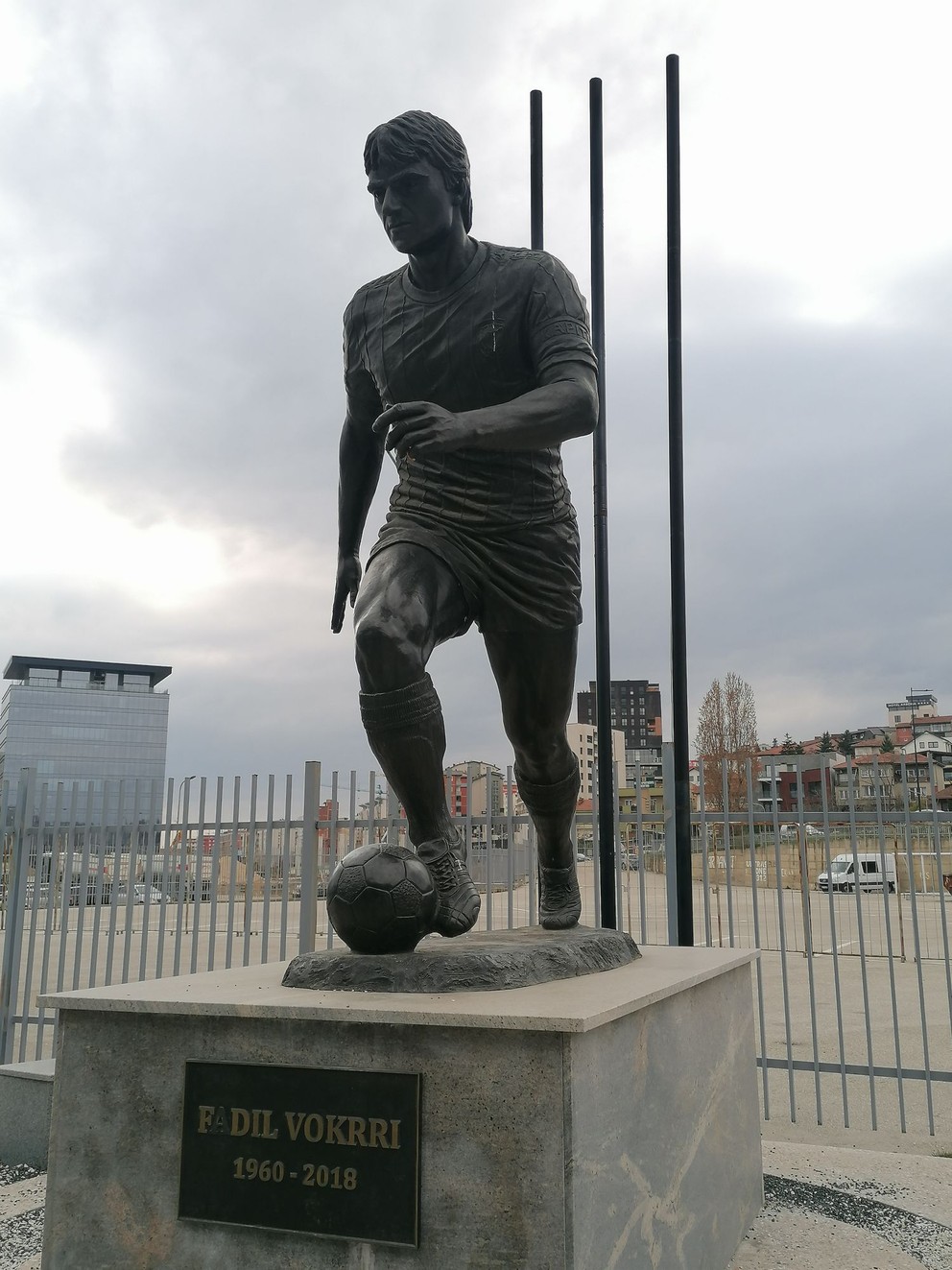 Socha Fadila Vokrriho pred štadiónom.