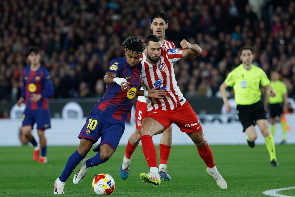 Lamine Yamal a Dávid Hancko. 