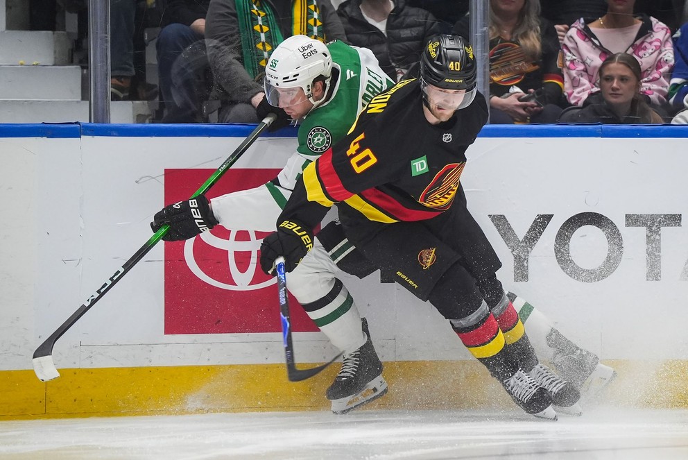 Elias Pettersson a Thomas Harley v súboji.