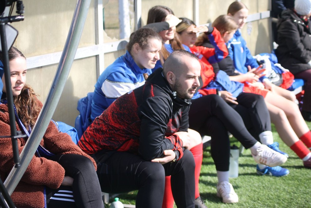 Tréner Tomáš Tej na lavičke Partizán Bardejov.