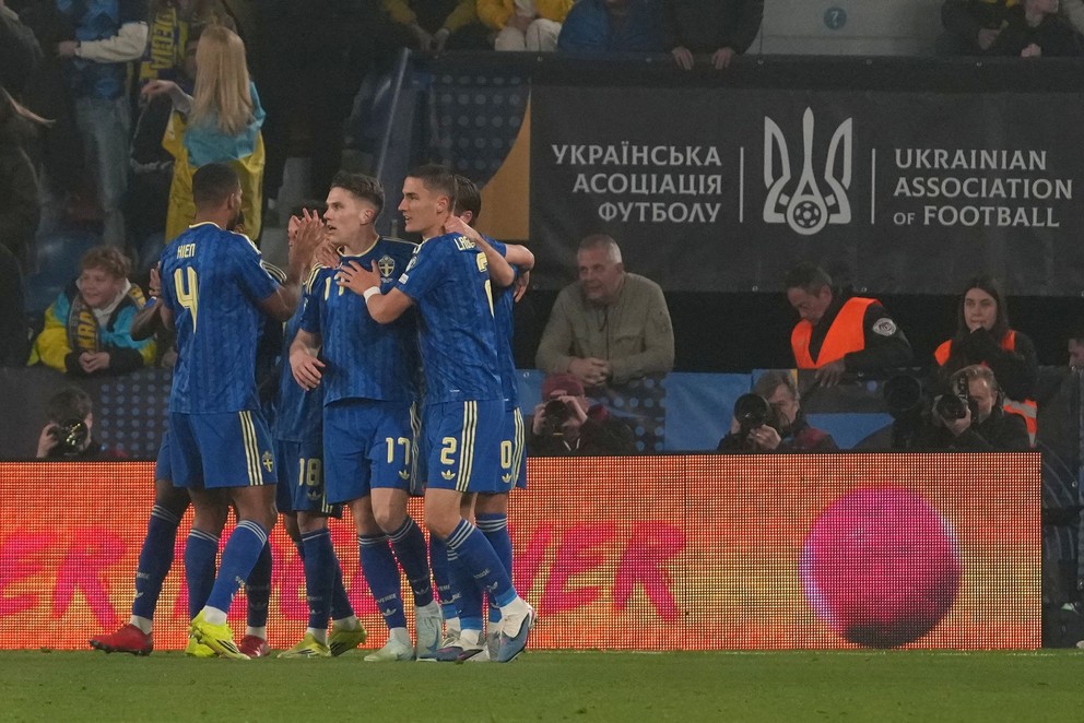 Švédsky futbalista Viktor Gyökeres sa raduje z gólu so spoluhráčmi počas semifinále európskej baráže MS 2026 Ukrajina - Švédsko.