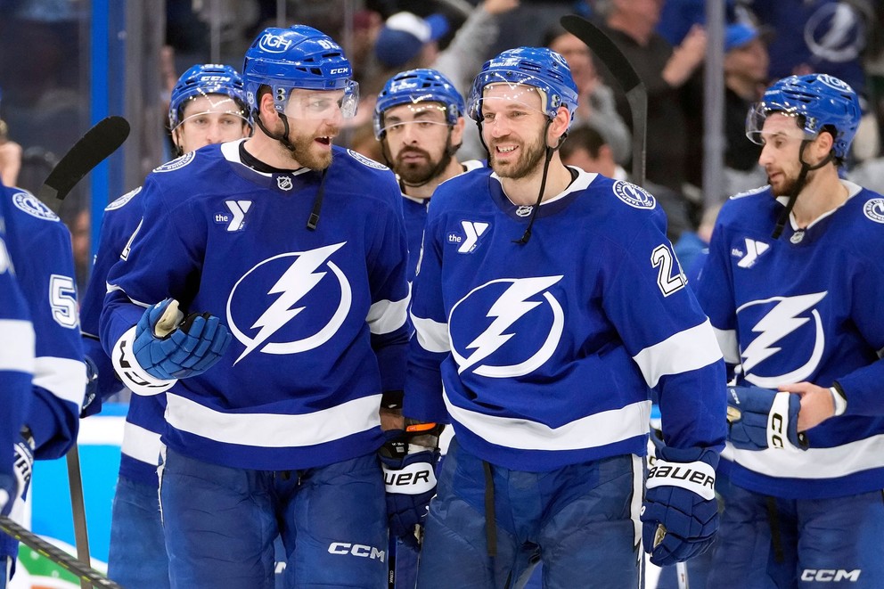 Na snímke slovenský hráč Tampy Bay Erik Černák (81) a jeho spoluhráč Zemgus Girgensons (28).